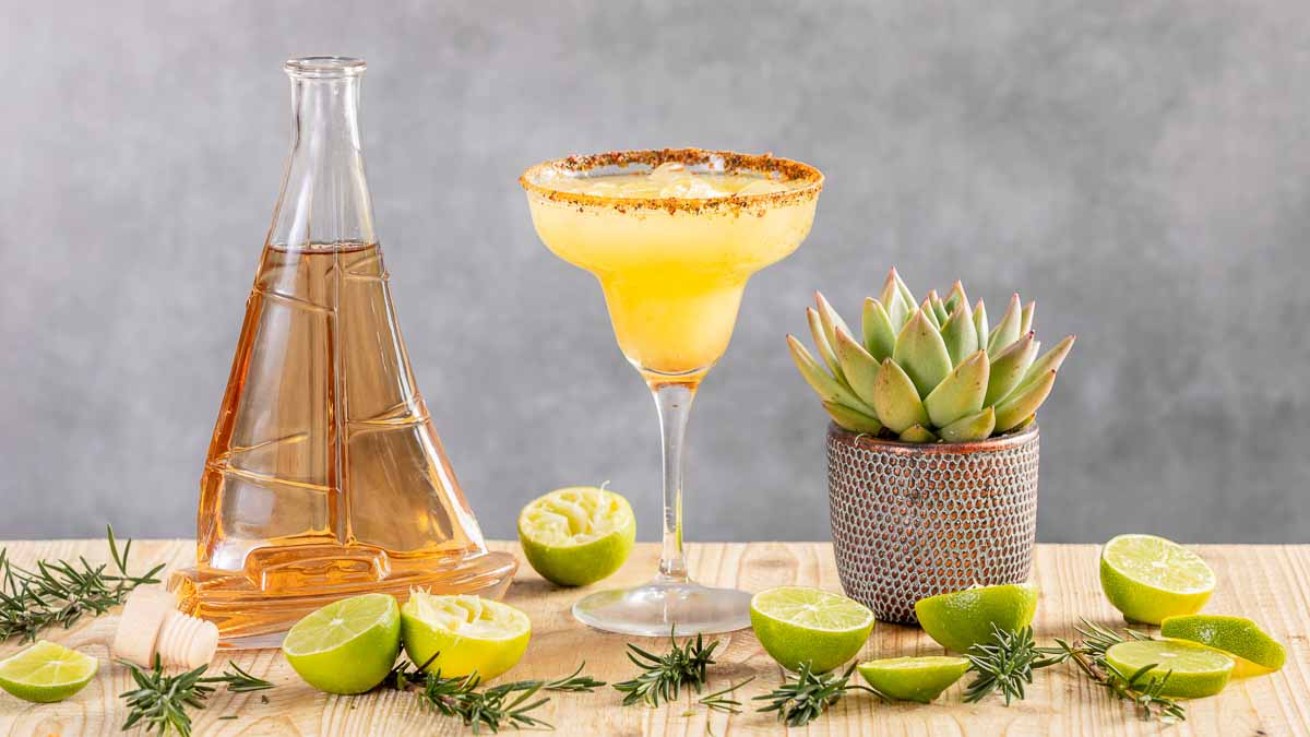 Cocktail Recipe Gold Rush Cocktail, a Whisky Sour with a twist